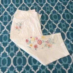 3/$15🌻Rafaella white stitched floral pants